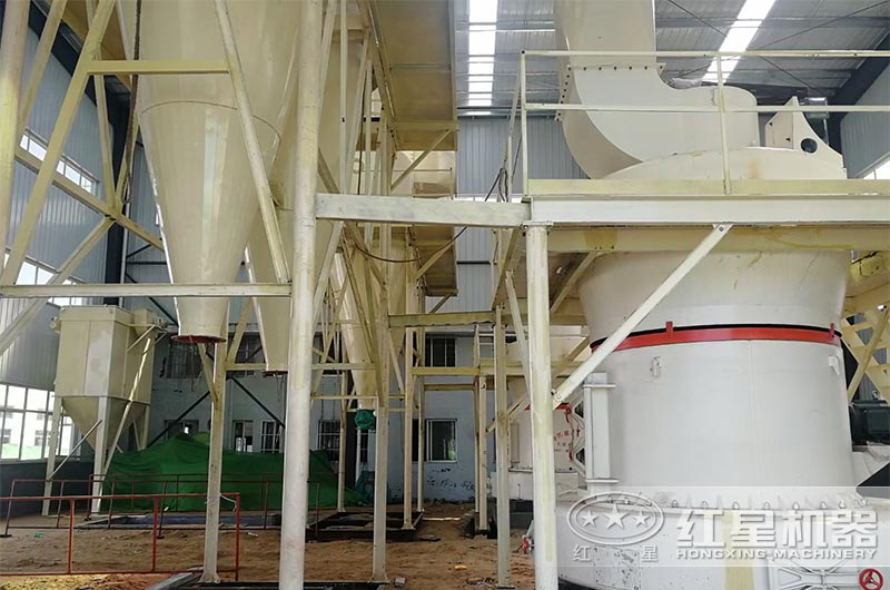 工業(yè)硅石磨粉機現(xiàn)場 工業(yè)硅石磨粉機現(xiàn)場