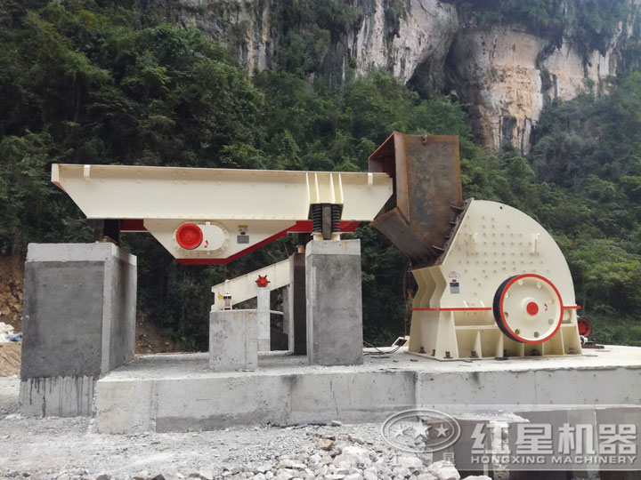 應(yīng)用在制砂生產(chǎn)線中的重錘式破碎機(jī)，破碎力大